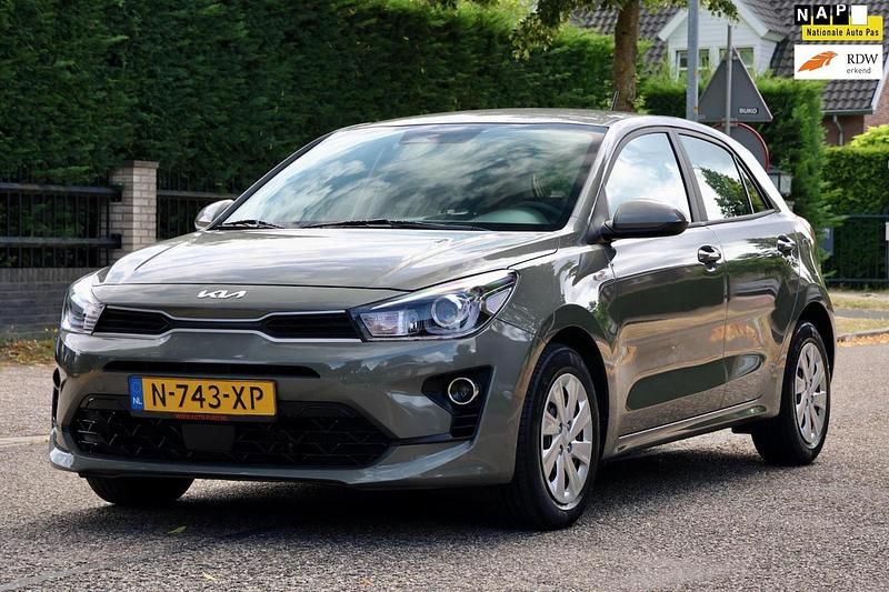 Groen, metallic lak Gebruikt 2022 Kia Rio Comfort Hatchback | € 15.945 (Eerlijke prijs) - Afbeelding 1/4