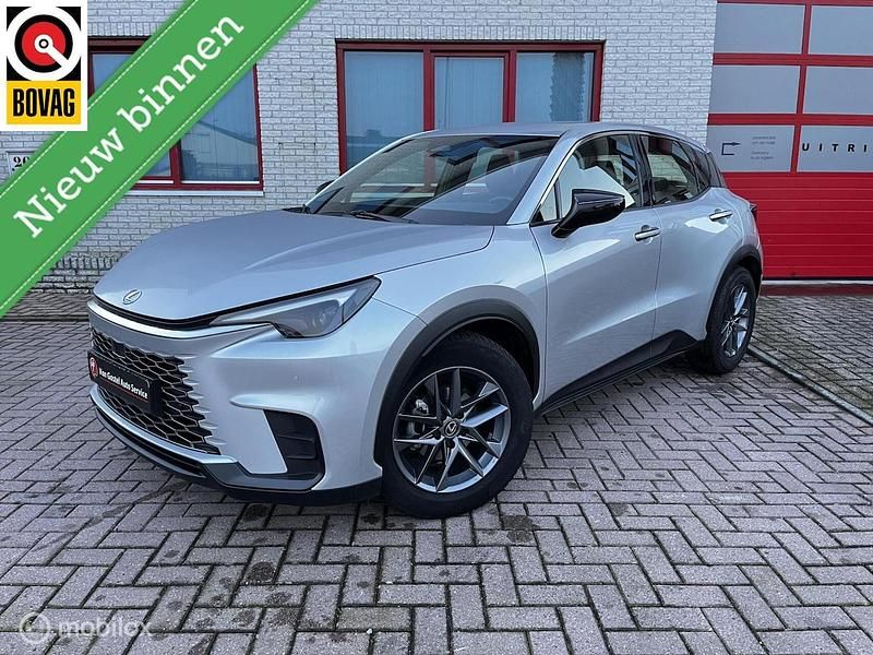 Grijs (metallic) Occasion 2024 Lexus LBX Business Edition SUV | € 32.950 (Eerlijke prijs) - Afbeelding 1/4