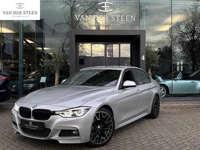 Zilver (metallic) Gebruikt 2019 BMW 320 M Sport Sedan | € 27.950 (Goede deal) - Afbeelding 1/4