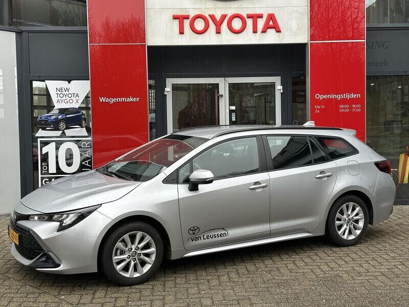 Grijs Gebruikt 2024 Toyota Corolla Hybrid Active Stationwagen | € 28.490 - Afbeelding 1/4