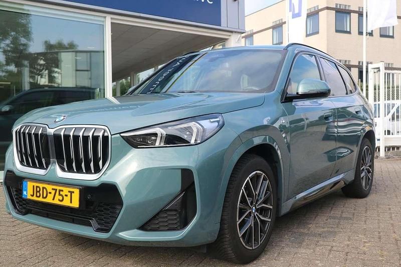 Groen Gebruikt 2024 BMW X1 M Sport SUV | € 45.925 (Eerlijke prijs) - Afbeelding 1/4