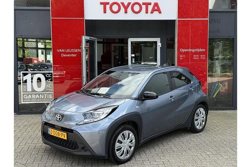Grijs Gebruikt 2024 Toyota Aygo X X-play SUV | € 17.489 - Afbeelding 1/1