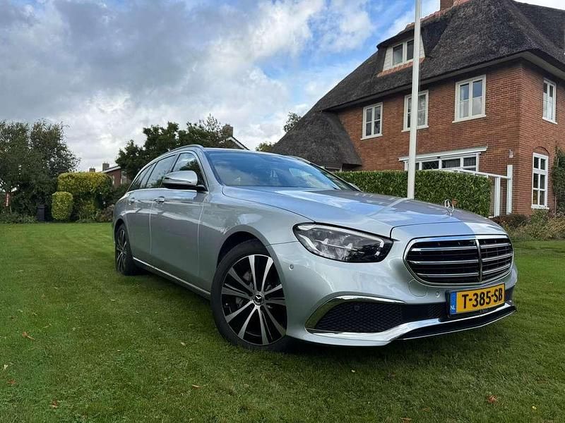 Zilver Gebruikt 2022 Mercedes E300 Stationwagen | € 39.900 (Eerlijke prijs) - Afbeelding 1/4
