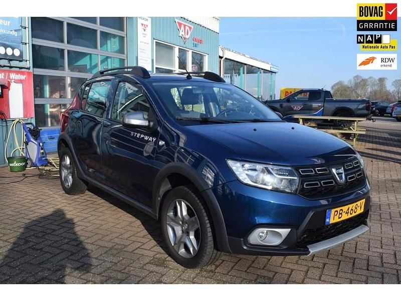 Blauw Occasion 2017 Dacia Sandero Lauréate Hatchback | € 10.425 (Eerlijke prijs) - Afbeelding 1/4