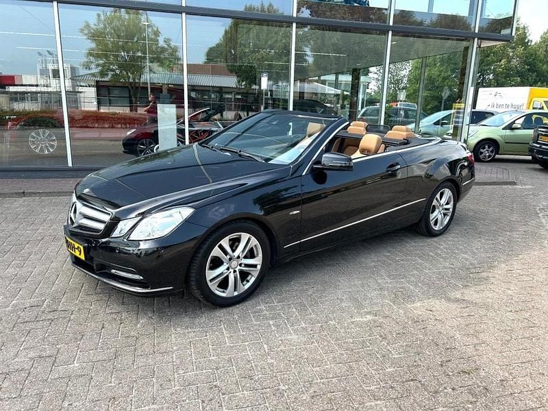 Zwart Gebruikt 2012 Mercedes E200 Avantgarde Cabriolet | € 14.999 (Eerlijke prijs) - Afbeelding 1/4