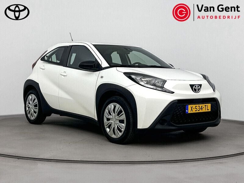 Wit Gebruikt 2024 Toyota Aygo Play Hatchback | € 17.999 (Eerlijke prijs) - Afbeelding 1/4