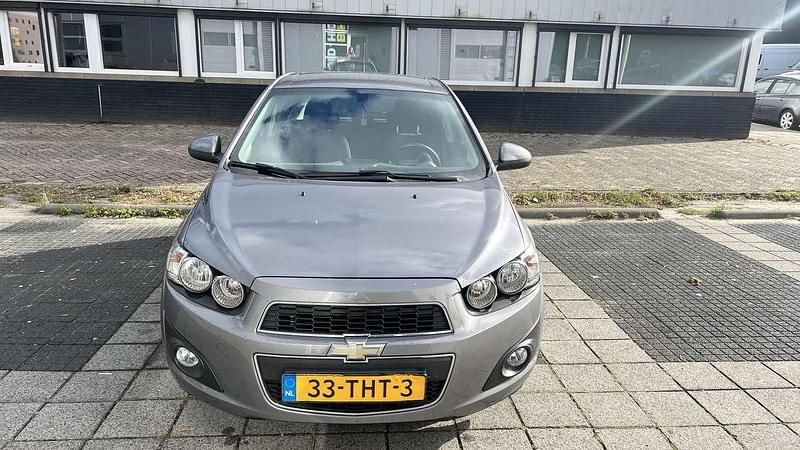 Grijs Gebruikt 2012 Chevrolet Aveo LTZ Hatchback | € 2.600 (Eerlijke prijs) - Afbeelding 1/4