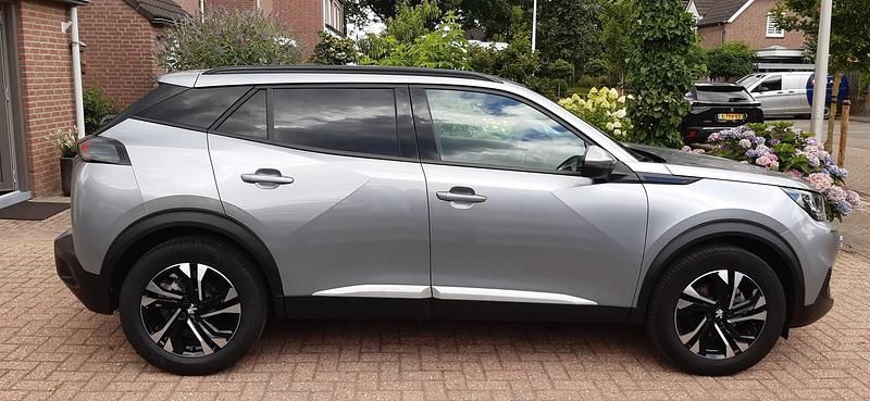 Grijs (metallic) Gebruikt 2021 Peugeot 2008 Allure SUV | € 17.450 (Super prijs) - Afbeelding 1/4