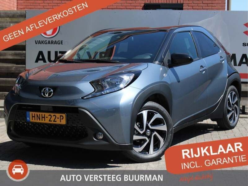 Grijs Gebruikt 2024 Toyota Aygo Pulse Hatchback | € 22.750 (Eerlijke prijs) - Afbeelding 1/3