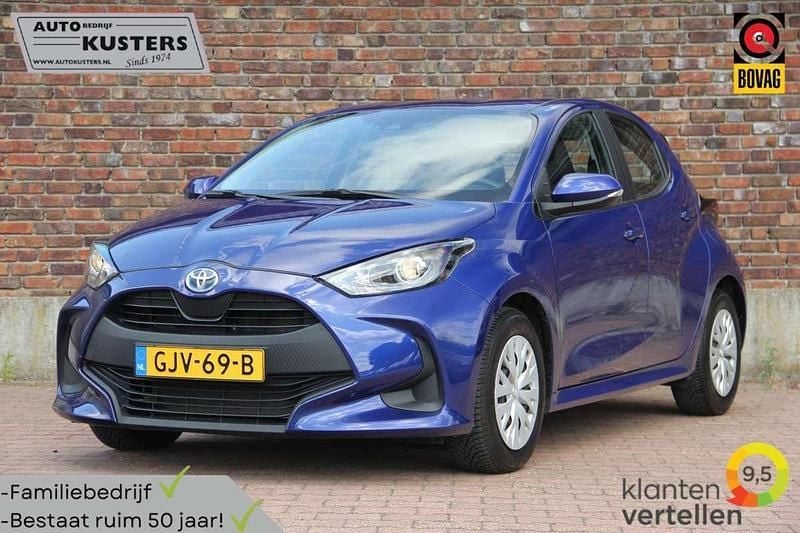 Blauw, metallic lak Gebruikt 2023 Toyota Yaris Hybrid Active Hatchback | € 20.795 (Goede deal) - Afbeelding 1/4
