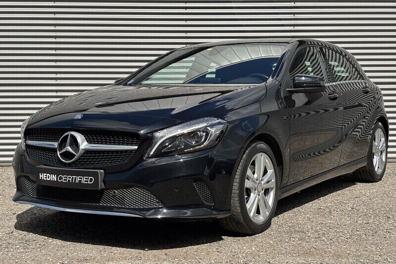 Zwart Gebruikt 2017 Mercedes A200 Urban Hatchback | € 18.945 (Eerlijke prijs) - Afbeelding 1/4