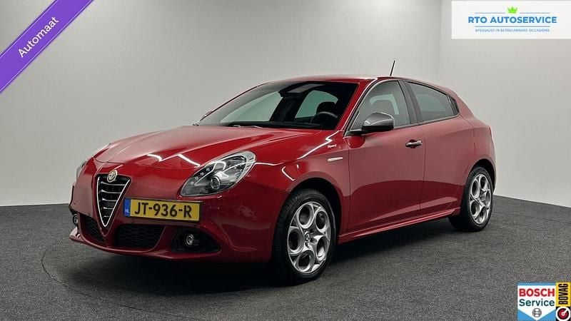 Rood Occasion 2016 Alfa Romeo Giulietta Super Hatchback | € 15.699 (Eerlijke prijs) - Afbeelding 1/4