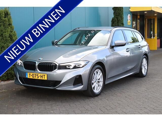Grijs, metallic lak Gebruikt 2023 BMW 318 Stationwagen | € 32.950 (Super prijs) - Afbeelding 1/4