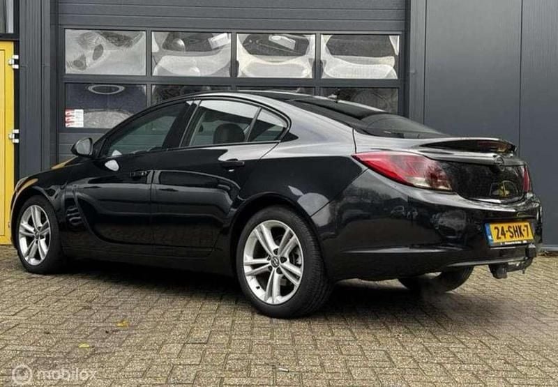 Zwart Occasion 2011 Opel Insignia Sedan | € 5.500 (Eerlijke prijs) - Afbeelding 1/4