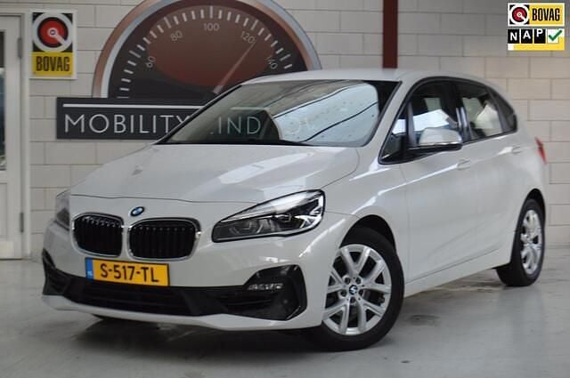 Wit (metallic) Gebruikt 2018 BMW 218 Sport Line Stationwagen | € 17.880 (Super prijs) - Afbeelding 1/4