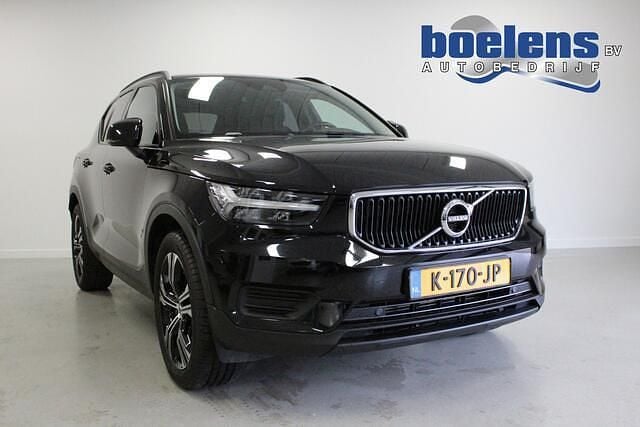 Zwart (metallic) Gebruikt 2021 Volvo XC40 Momentum SUV | € 22.439 (Super prijs) - Afbeelding 1/4