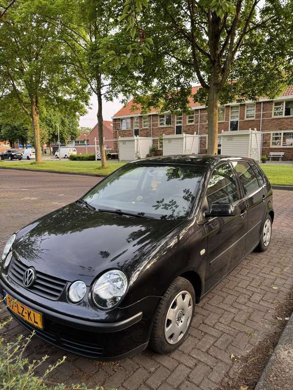 Zwart Gebruikt 2003 VW Polo Comfortline Sedan | € 3.000 (Duur) - Afbeelding 1/4