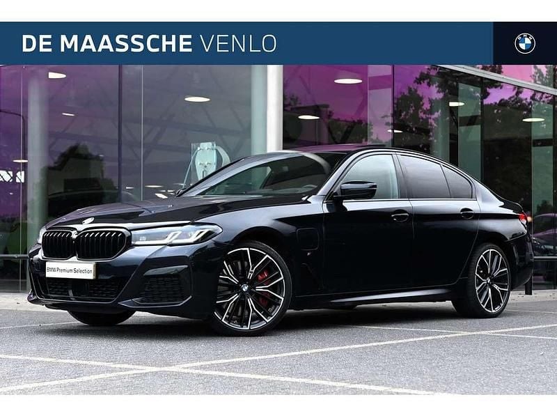 Zwart, metallic lak Gebruikt 2023 BMW 545 Executive Sedan | € 59.950 (Iets duurder) - Afbeelding 1/4