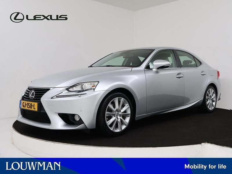 Grijs Gebruikt 2014 Lexus IS300h Sedan | € 19.945 (Eerlijke prijs) - Afbeelding 1/3
