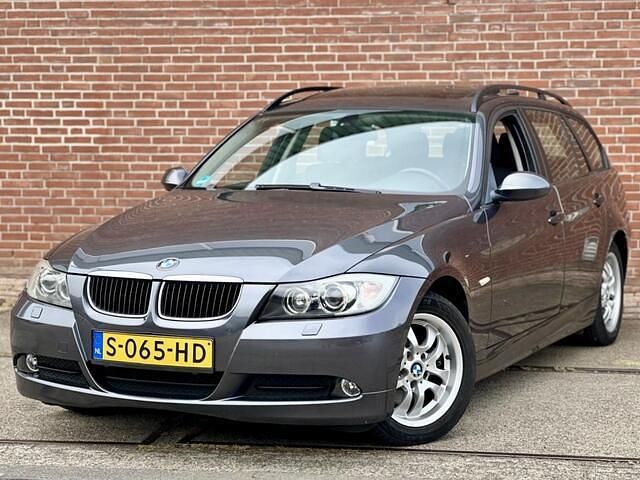 Grijs Occasion 2007 BMW 318 Executive Stationwagen | € 4.950 (Eerlijke prijs) - Afbeelding 1/4