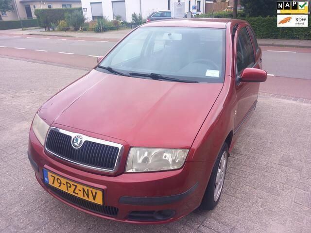 Rood Gebruikt 2005 Skoda Fabia Ambiente Hatchback | € 1.250 (Eerlijke prijs) - Afbeelding 1/4
