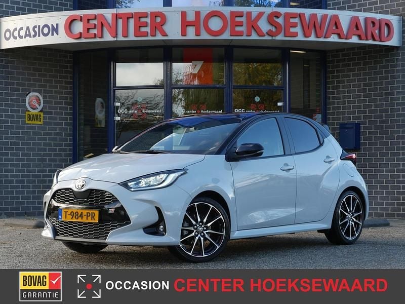 Grijs Gebruikt 2022 Toyota Yaris Hybrid Sport Hatchback | € 24.844 (Eerlijke prijs) - Afbeelding 1/4