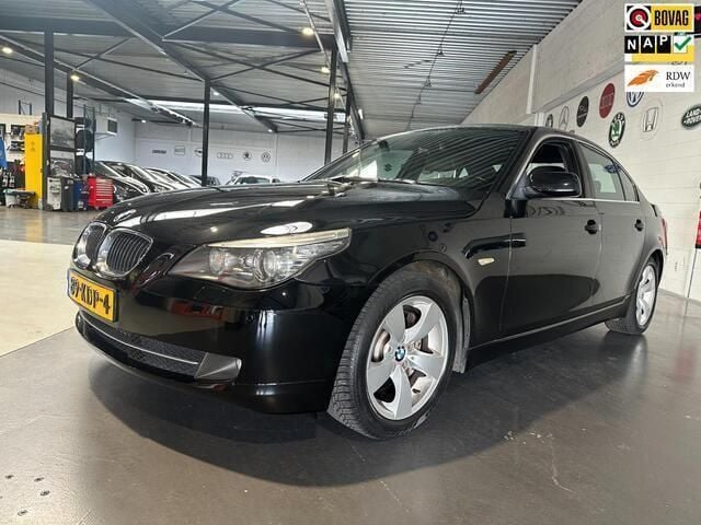 Zwart Gebruikt 2009 BMW 530 Basis Sedan | € 9.599 (Eerlijke prijs) - Afbeelding 1/4