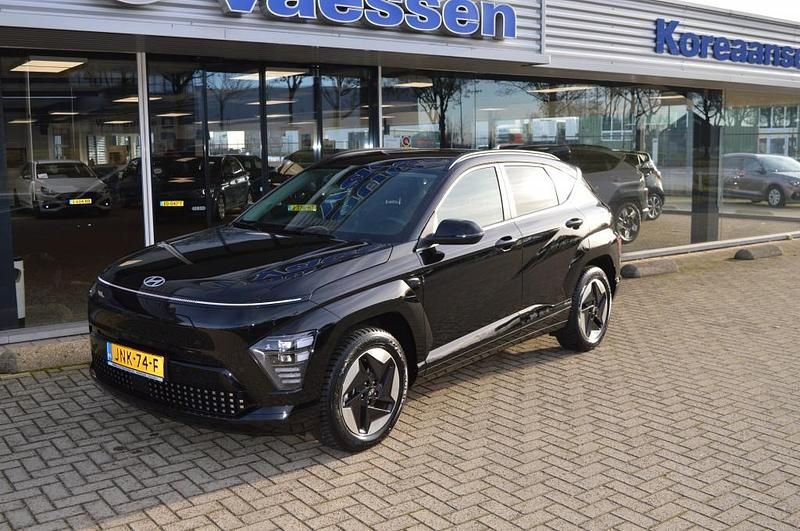 Zwart Gebruikt 2025 Hyundai Kona Comfort SUV | € 34.800 - Afbeelding 1/4