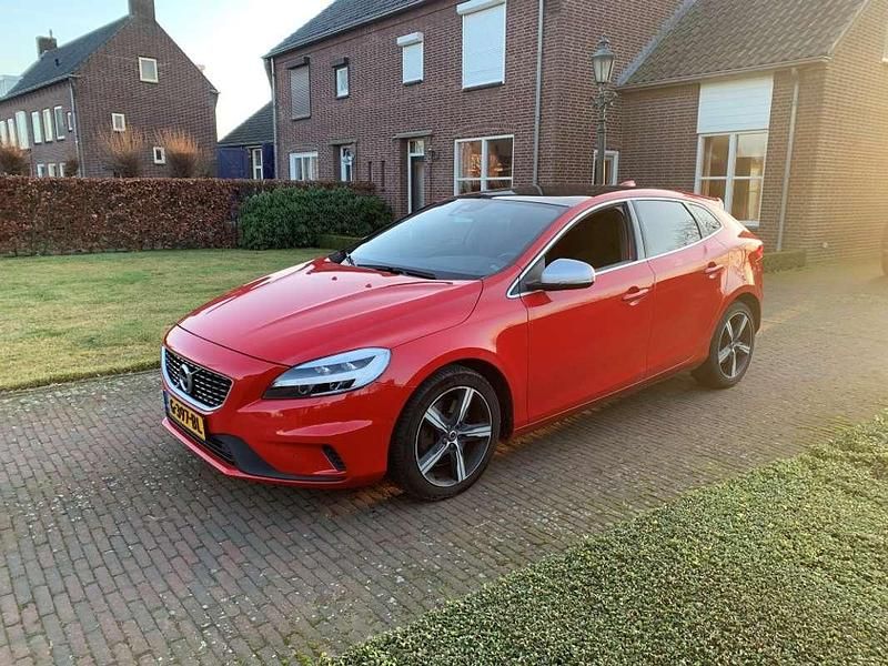 Occasion Volvo V40 R-Design 152 PK (111 kW) 2019 Rood Sedan