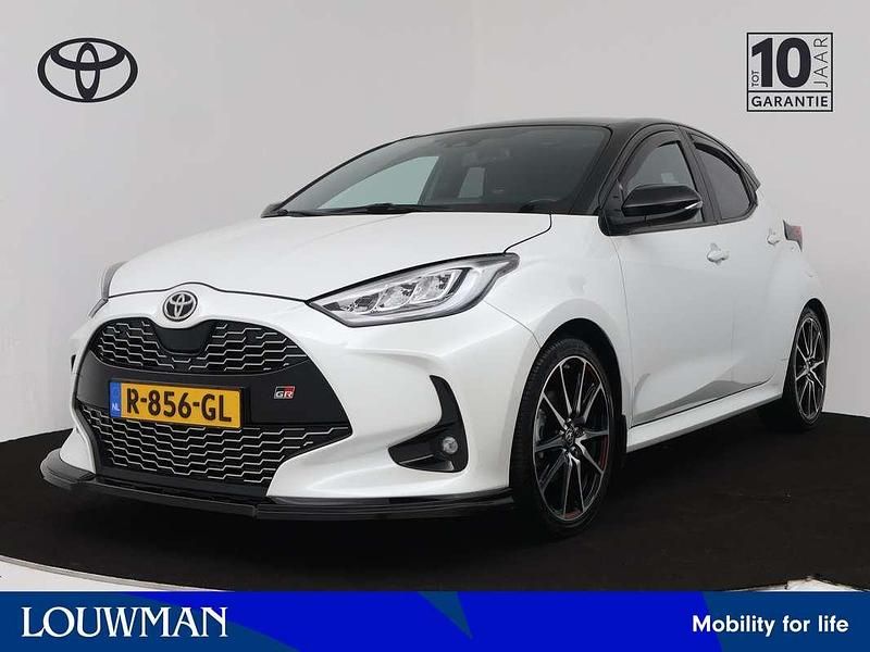 Wit Gebruikt 2022 Toyota Yaris Hybrid Sport Hatchback | € 25.945 (Iets duurder) - Afbeelding 1/3