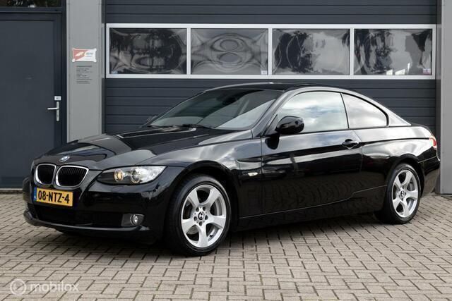 Zwart Gebruikt 2010 BMW 320 Sport Line Coupé | € 8.699 (Eerlijke prijs) - Afbeelding 1/4