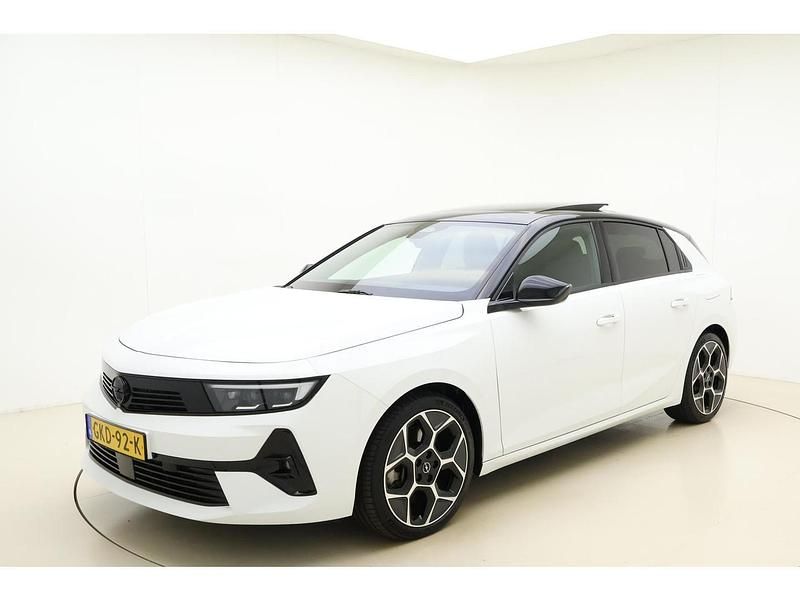 Wit Gebruikt 2024 Opel Astra Ultimate Hatchback | € 36.645 (Iets duurder) - Afbeelding 1/1