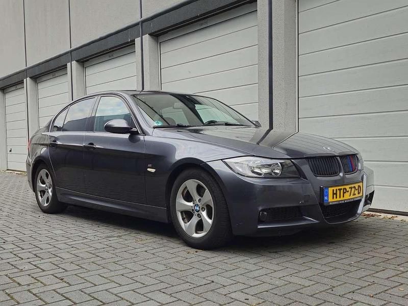 Grijs Gebruikt 2008 BMW 318 Sedan | € 6.200 (Eerlijke prijs) - Afbeelding 1/4
