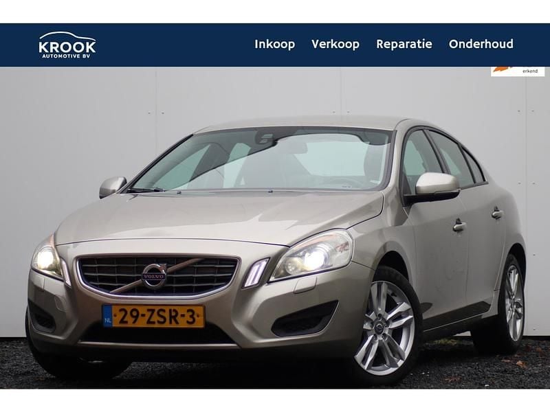 Grijs Gebruikt 2013 Volvo S60 Kinetic Sedan | € 10.900 (Eerlijke prijs) - Afbeelding 1/4