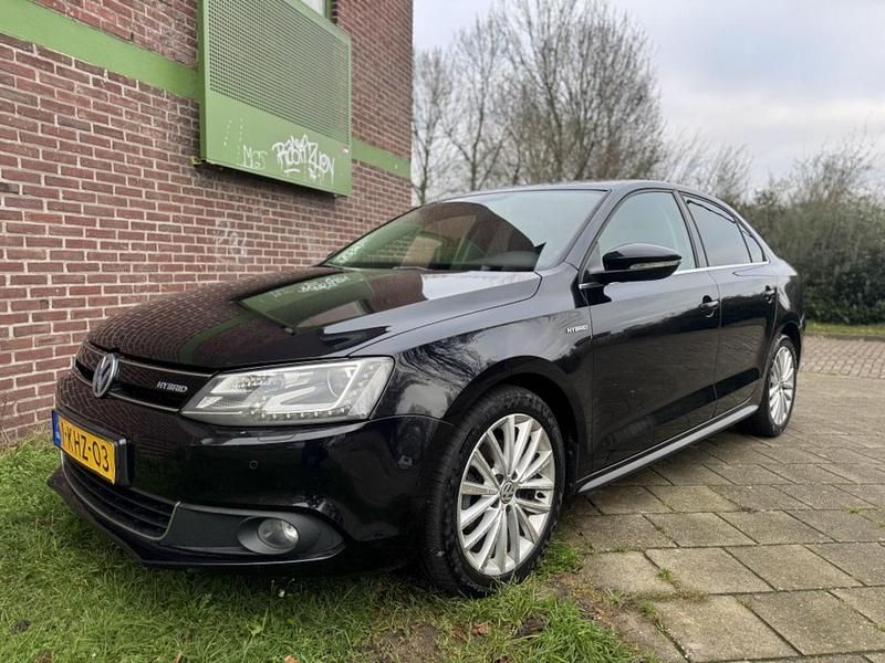 Zwart (metallic) Gebruikt 2013 VW Jetta Hybrid Highline Sedan | € 4.995 (Goede deal) - Afbeelding 1/4
