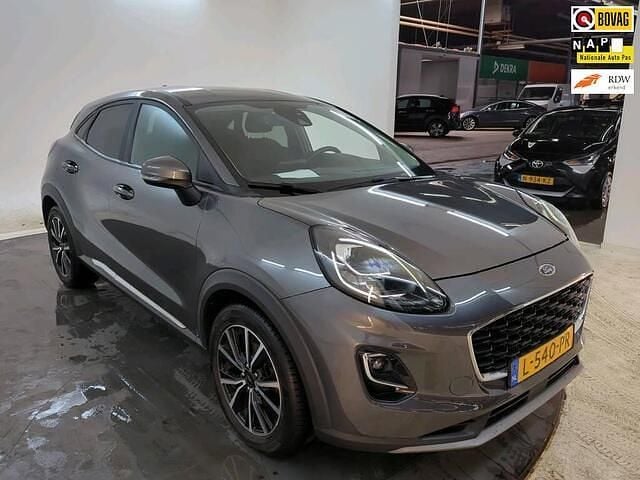 Grijs Gebruikt 2021 Ford Puma Titanium SUV | € 16.599 (Goede deal) - Afbeelding 1/4