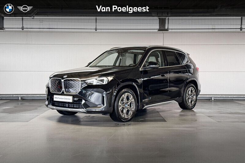 Saphirschwarz metallic (zwart metallic) Gebruikt 2025 BMW iX1 xLine SUV | € 52.900 (Iets duurder) - Afbeelding 1/4