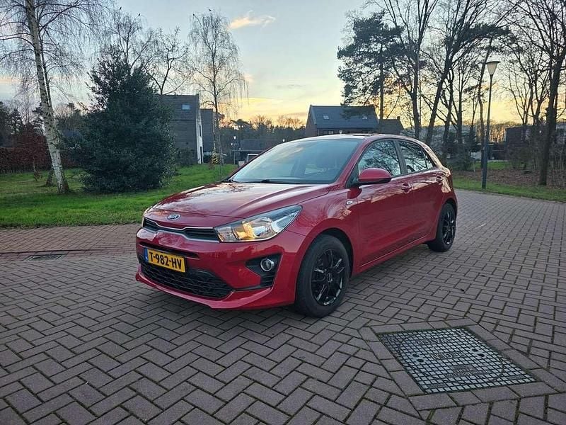 Rood Gebruikt 2020 Kia Rio Hatchback | € 12.750 (Goede deal) - Afbeelding 1/4