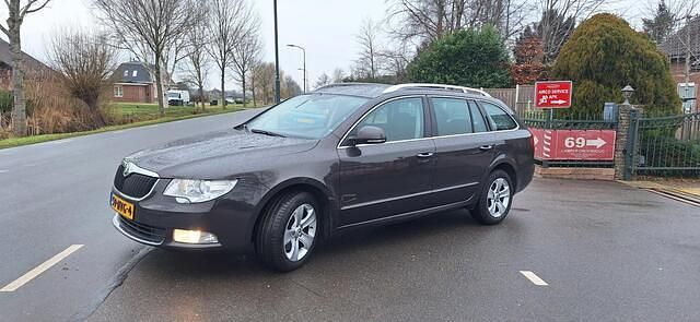 Bruin Occasion 2010 Skoda Superb Business Line Stationwagen | € 5.200 (Eerlijke prijs) - Afbeelding 1/4