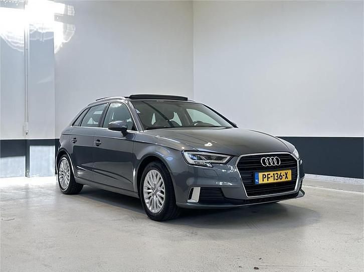 Grijs Gebruikt 2017 Audi A3 Sport Hatchback | € 17.949 (Eerlijke prijs) - Afbeelding 1/4
