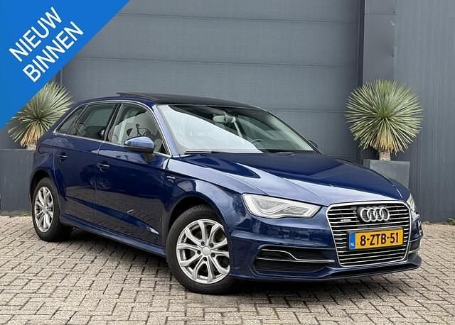 Blauw Gebruikt 2015 Audi A3 Sportback Attraction Hatchback | € 8.950 (Goede deal) - Afbeelding 1/4