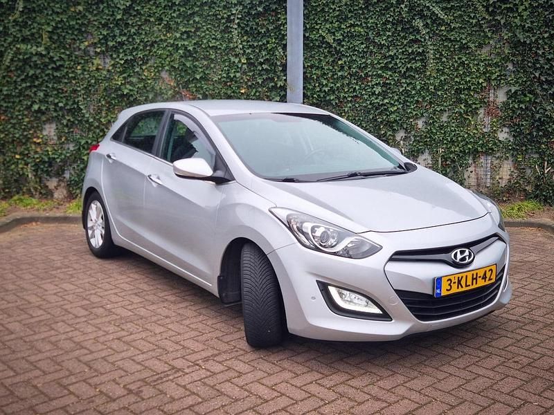 Grijs Occasion 2012 Hyundai i30 Hatchback | € 8.995 (Eerlijke prijs) - Afbeelding 1/4