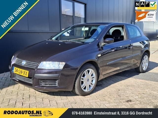 Zwart Gebruikt 2003 Fiat Stilo Dynamic Hatchback | € 1.999 (Eerlijke prijs) - Afbeelding 1/4