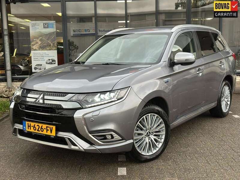 Grijs, metallic lak Gebruikt 2020 Mitsubishi Outlander P-HEV Intense SUV | € 27.950 (Iets duurder) - Afbeelding 1/4