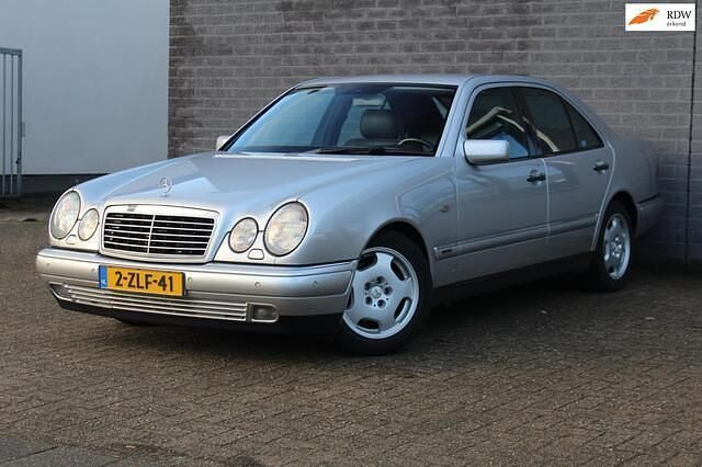 Grijs Occasion 1998 Mercedes E240 Avantgarde Sedan | € 5.950 - Afbeelding 1/4