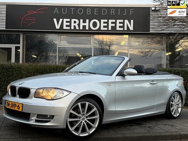 Grijs (metallic) Gebruikt 2009 BMW 118 Cabriolet Executive Cabriolet | € 7.950 (Eerlijke prijs) - Afbeelding 1/4