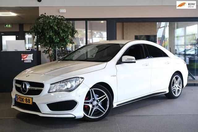 Wit Gebruikt 2013 Mercedes CLA180 AMG Sedan | € 13.950 (Eerlijke prijs) - Afbeelding 1/4