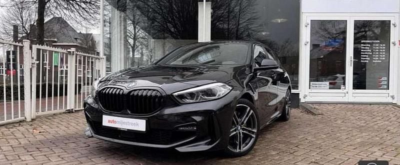 Zwart Gebruikt 2021 BMW 120 Executive Hatchback | € 31.150 (Iets duurder) - Afbeelding 1/4
