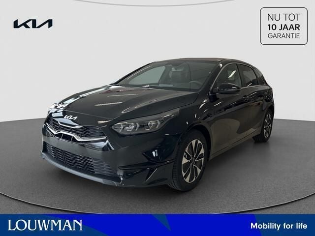 Aurora black pearl (donker zwart metallic) Nieuw 2025 Kia Ceed Hatchback | € 28.995 (Goede deal) - Afbeelding 1/4