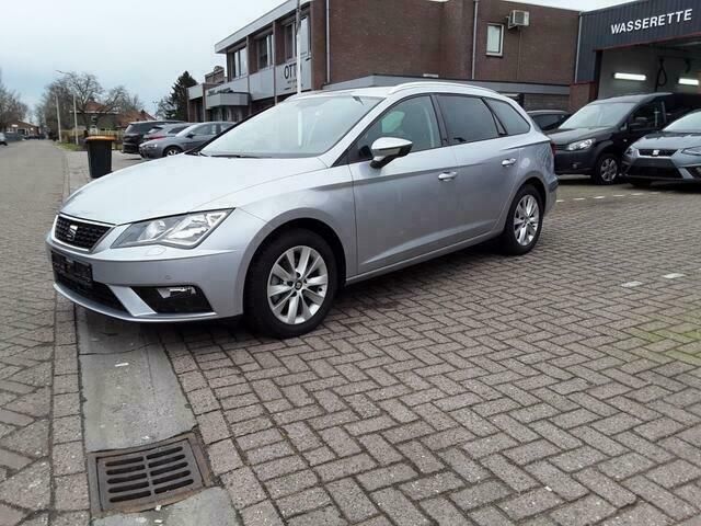 Grijs, metallic lak Gebruikt 2019 Seat Leon ST Style Stationwagen | € 21.600 (Iets duurder) - Afbeelding 1/4